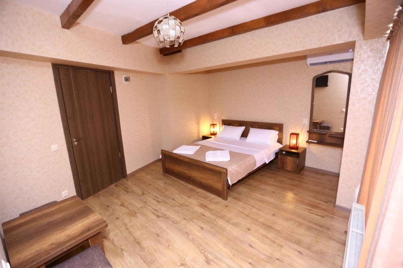 Hotel Traveler Kutaisi Exteriör bild