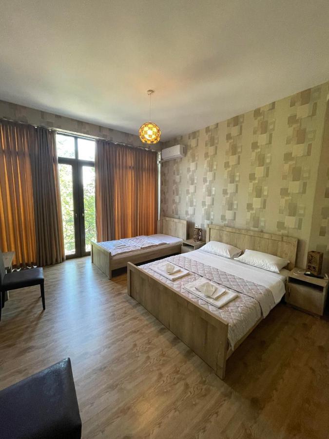 Hotel Traveler Kutaisi Exteriör bild