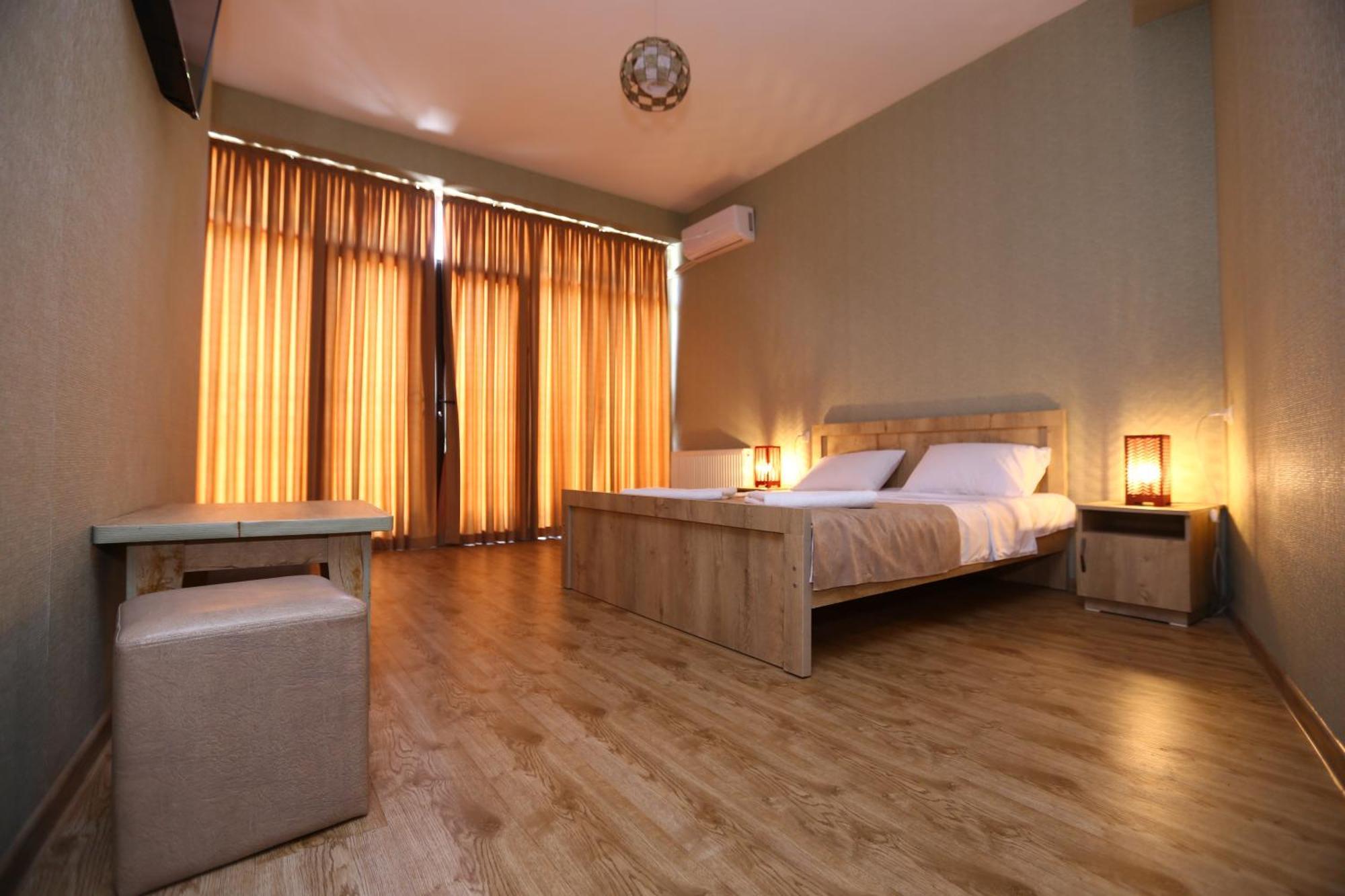 Hotel Traveler Kutaisi Exteriör bild